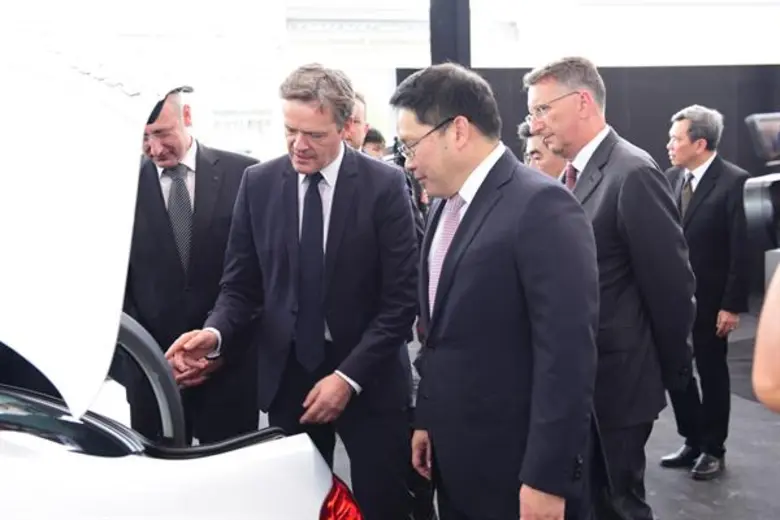 - เครือข่ายการผลิตแบตเตอรี่ทั่วโลกของเมอร...