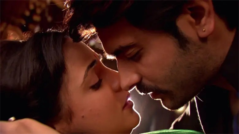 โมเม้นท์มาเต็ม! "ซานาย่า อิราณี" ขอพื้นที่สวีท เด็ดหนวด "อาชิส ชาร์มา"