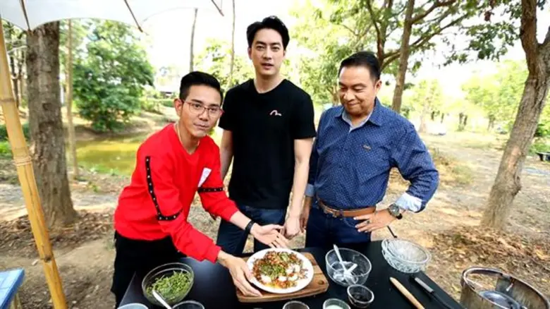 ทีวีไกด์: รายการ “ครัวลั่นทุ่ง” “ฟิล์ม รัฐภูมิ” สวมวิญญาณเป็น “พ่อครัวป่าก์” คว้าตะหลิวปรุงเมนู “ยำกุ้งสดยอดสะเดา”