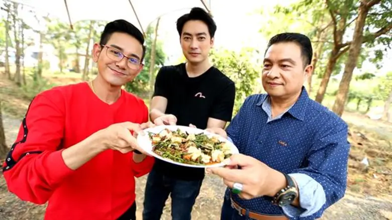 ทีวีไกด์: รายการ “ครัวลั่นทุ่ง” “ฟิล์ม รัฐภูมิ” สวมวิญญาณเป็น “พ่อครัวป่าก์” คว้าตะหลิวปรุงเมนู “ยำกุ้งสดยอดสะเดา”