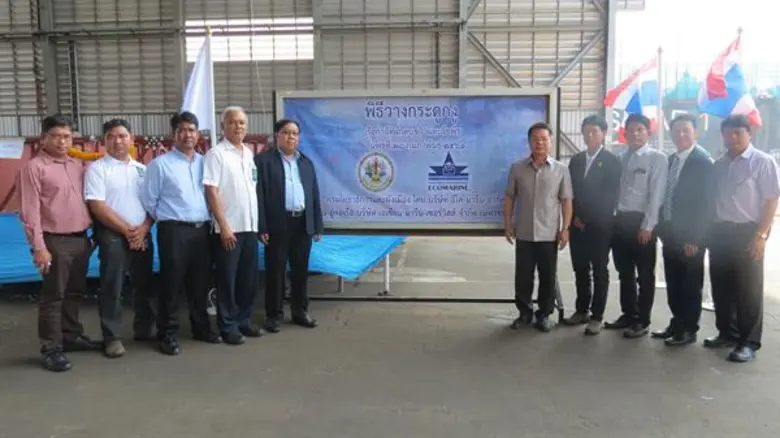 นายสมชาย เมธวัฒน์ธรากุล (ที่ 5 จากขวา) รอ...