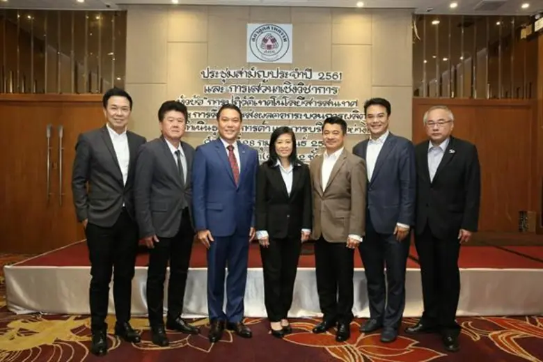 ดร.ชาญกฤช เดชวิทักษ์ (ที่ 3 จากซ้าย) ประธ...