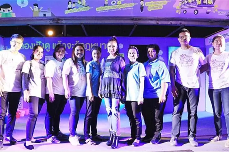 ศิลปินลูกทุ่งสาว ดาว มยุรีย์ (ที่ 6 จากซ้...