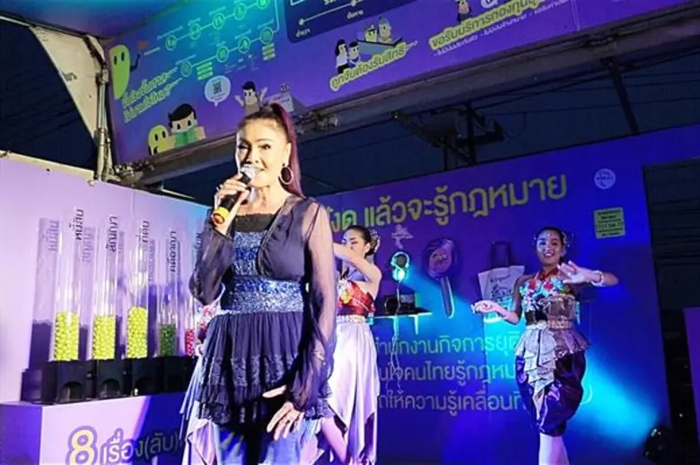 ดาว มยุรีย์ ส่งความสุขแฟนๆ ชลบุรี-ระยอง  รถให้ความรู้เคลื่อนที่ 'ชื่นใจ..คนไทยรู้กฎหมาย’