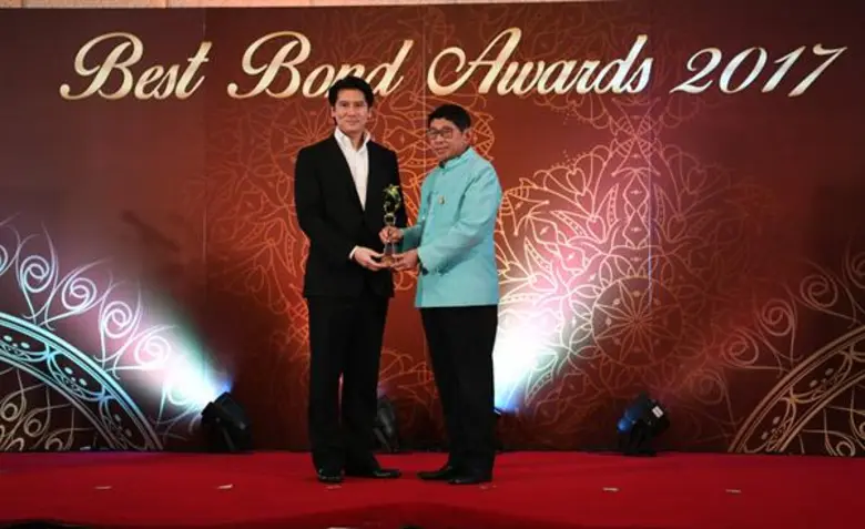 นายวิชัย กุลสมภพ (ซ้าย) กรรมการผู้จัดการใ...