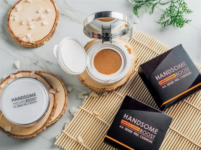 Handsome Boost เสริมนวัตกรรมใหม่ “ซีซี คูชั่นเบส” คุชชั่นสำหรับผู้ชาย ปรับสีผิวให้ดูเป็นธรรมชาติ เสริมความมั่นใจตลอดทั้งวัน