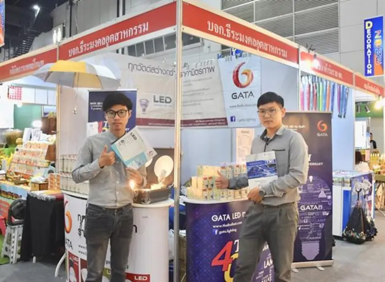 นายธาวิน ฉลองวาณิชย์ (ซ้าย) เจ้าหน้าที่กา...