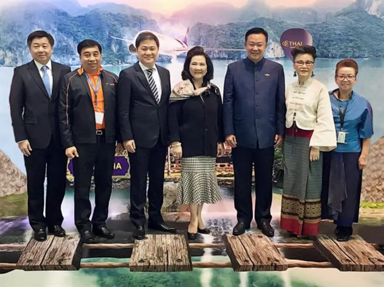 นางอุษณีย์ แสงสิงแก้ว (ที่ 4 จากซ้าย) รัก...