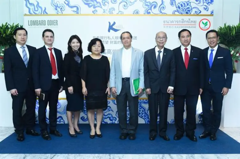 นายบัณฑูร ล่ำซำ (ที่ 4 จากขวา) ประธานกรรม...