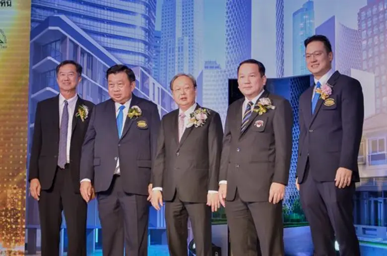 นายสนธิรัตน์ สนธิจิรวงศ์ (กลาง) รัฐมนตรีว...