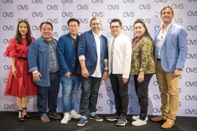 มร.เจมส์ ริชาร์ด อมตวิวัฒน์ (กลาง) ประธาน...