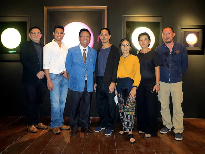 ดร.วีรพงษ์ รามางกูร (ที่ 3 จากซ้าย) ให้เก...