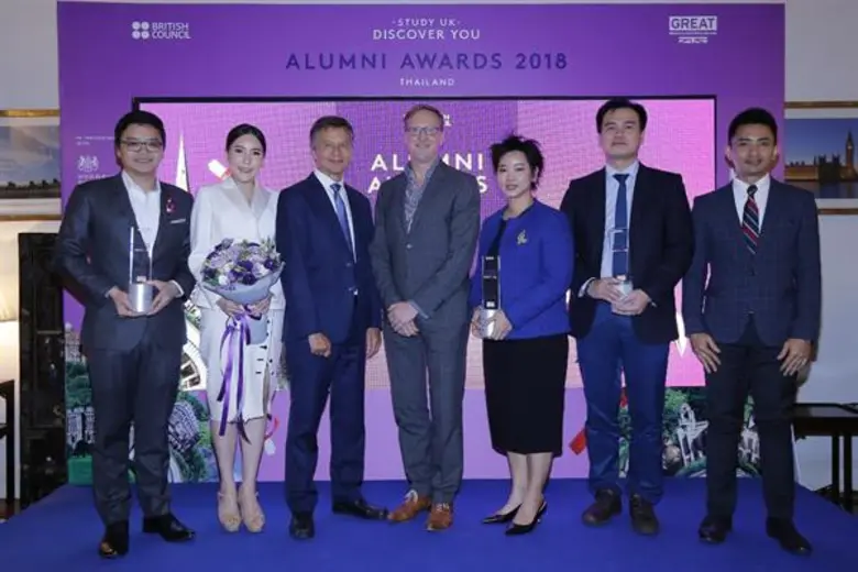 มร.ไบรอัน เดวิดสัน (คนที่ 4 จากซ้าย) เอกอ...