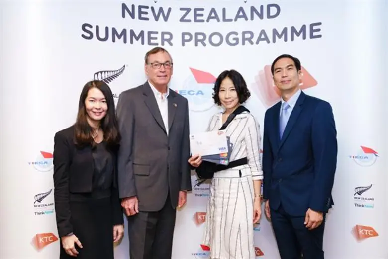 มร. ปีเตอร์ ไรเดอร์ (กลางซ้าย) อุปทูตรักษ...