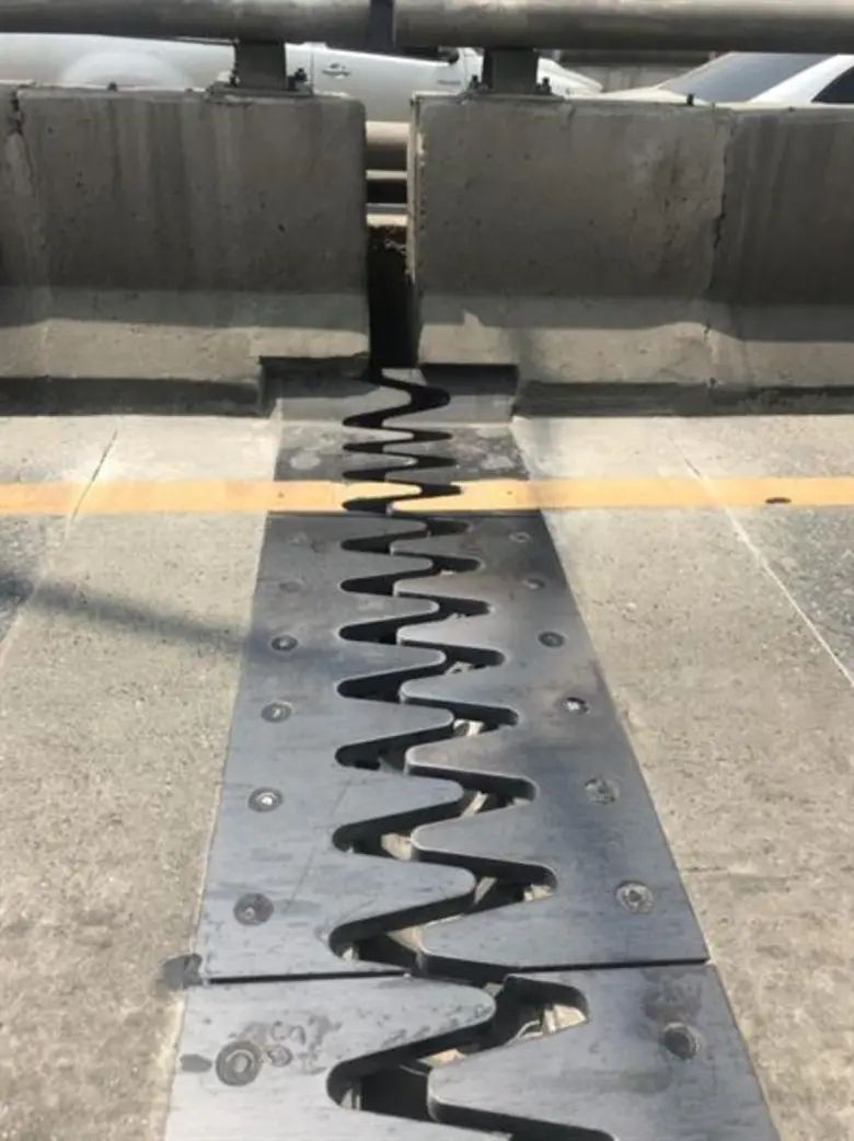 วสท.ลงพื้นที่ตรวจสอบ “รอยต่อเผื่อขยาย”บนสะพานข้ามแยกหลักสี่ ยันอยู่ในเกณฑ์ปลอดภัย