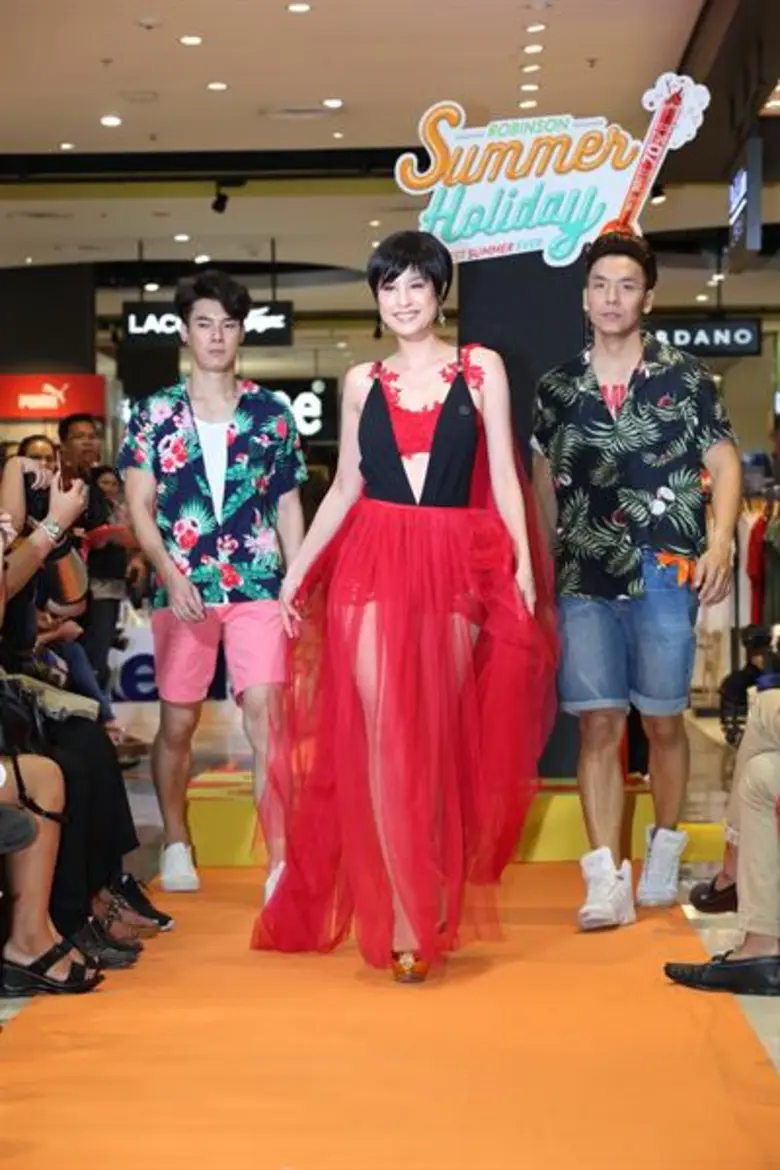 ซัมเมอร์นี้...โรบินสัน ชวนเหล่าแฟชั่นนิสต้า มาอัพเดทเทรนด์แฟชั่น สดๆ จากรันเวย์ งาน 'ROBINSON SUMMER HOLIDAY’ (โรบินสัน ซัมเมอร์ ฮอลิเดย์)
