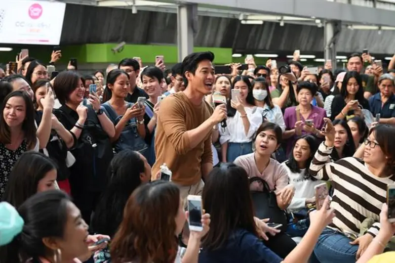 'ตู่ - ภพธร’ จัดเต็ม เปิดมินิคอนเสิร์ตกลางกรุง นำทีม อยากให้คนไทยมีเหงือกแข็งแรง