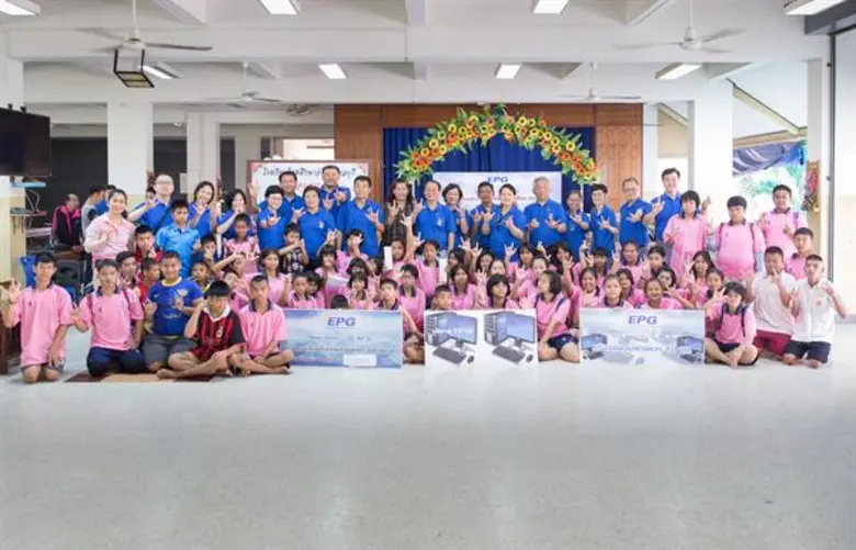 นายภวัฒน์ วิทูรปกรณ์ (กลาง) ประธานเจ้าหน้...