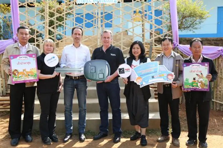 มร.อลิสเตอร์ เทย์เลอร์ (ที่ 4 จากซ้าย) กร...