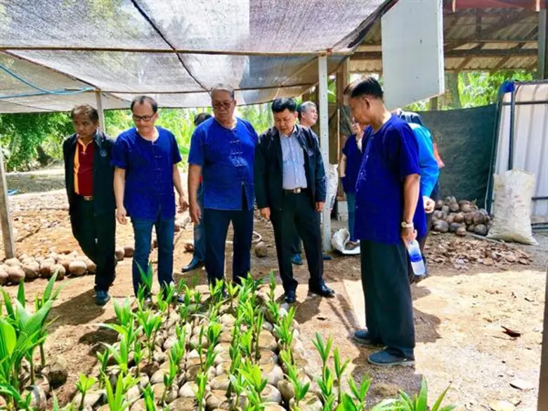 รองอธิบดีกรมส่งเสริมสหกรณ์ลงพื้นที่ตรวจเยี่ยมสหกรณ์การเกษตรผู้ปลูกมะพร้าวน้ำหอมแปลงใหญ่วัดเพลง จำกัด พร้อมหนุนให้สหกรณ์ใช้ตลาดนำการผลิต