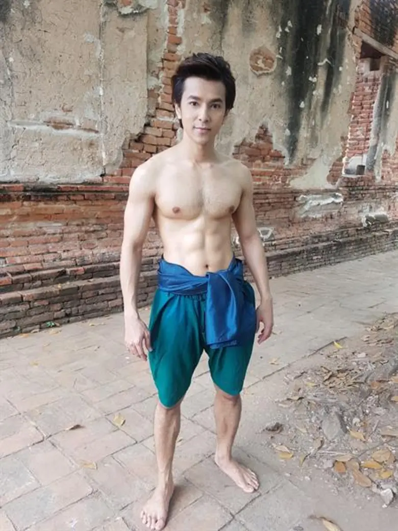 “บิว พงค์พิพัฒน์ อาร์สยาม” แหกกฏ “ลูกทุ่ง” ปล่อยของถอดเสื้อโชว์กล้ามไม่สนคนมองเป็น “เกย์”