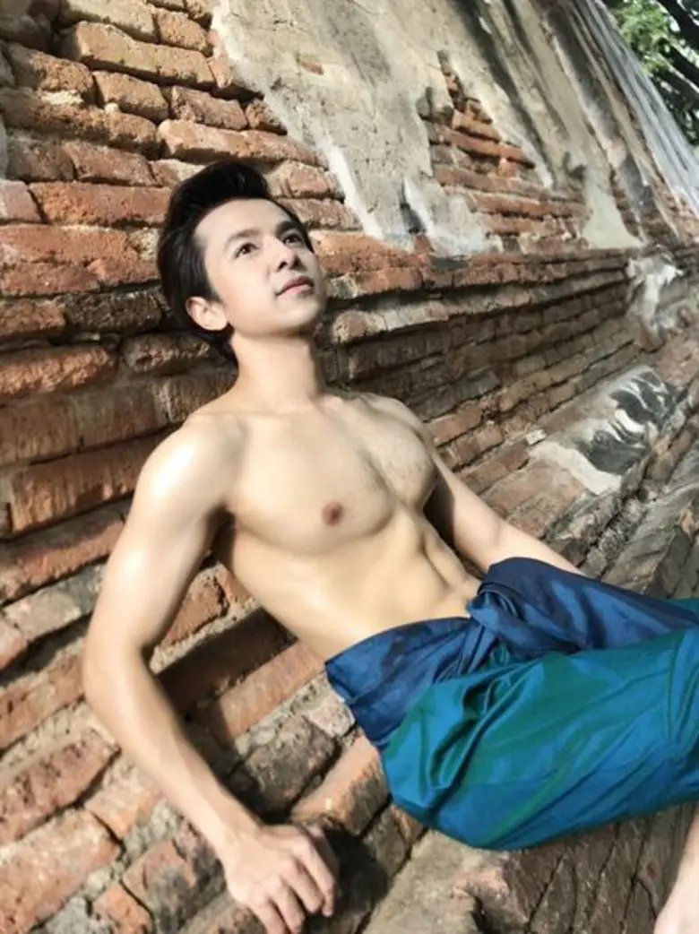 “บิว พงค์พิพัฒน์ อาร์สยาม” แหกกฏ “ลูกทุ่ง” ปล่อยของถอดเสื้อโชว์กล้ามไม่สนคนมองเป็น “เกย์”