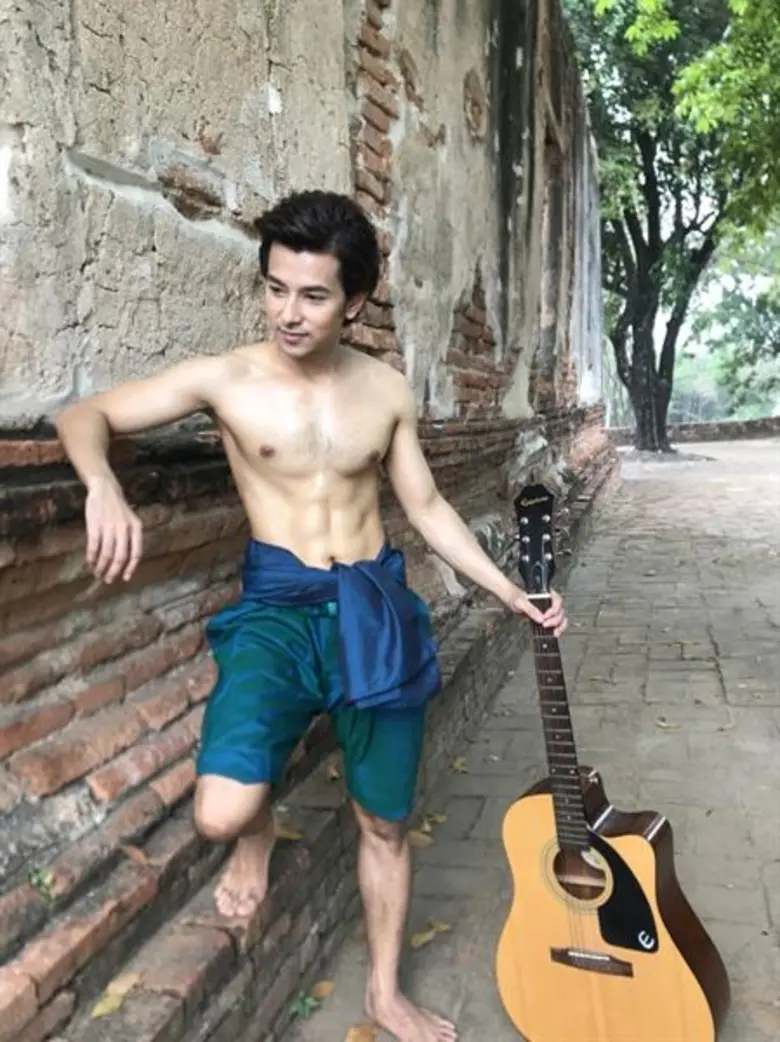 “บิว พงค์พิพัฒน์ อาร์สยาม” แหกกฏ “ลูกทุ่ง” ปล่อยของถอดเสื้อโชว์กล้ามไม่สนคนมองเป็น “เกย์”