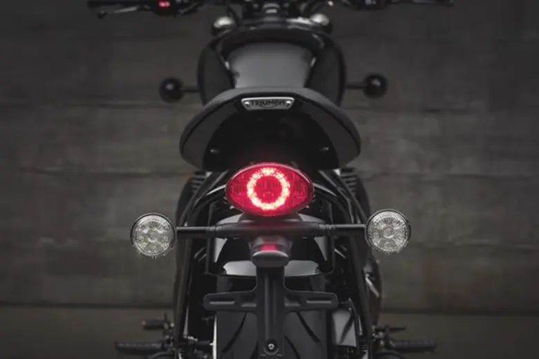 ฝนตกแค่ไหนก็ไม่กลัว! “ไทรอัมพ์ มอเตอร์ไซเคิลส์” แนะ 5 ทริค ขี่มอเตอร์ไซค์หน้าฝนให้ปลอดภัย