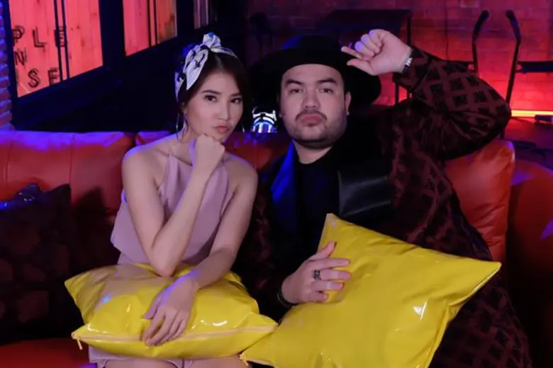 สะกดพ่อหมีอยู่หมัด “โอ๊ต ปราโมทย์” ถึงกับไม่กล้ามองตา "ฝน” แพ้ทางนิสัยขี้อ้อน ในรายการ “ฮาแทะเล็ม”