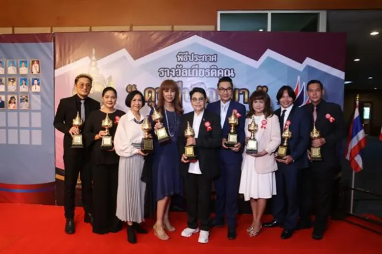 ยุ้ย จีรนันท์ นำทีมนักแสดงรับรางวัล “พระกินรี” พร้อม 4 ผู้จัดละคร และนักแสดงมากฝีมือ รับรางวัลเกียรติยศ “ดุษฎีปริญญา”