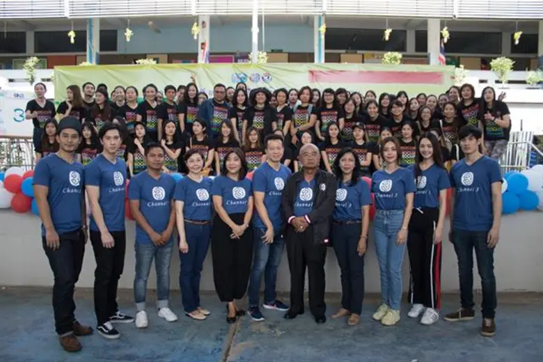 ทีมทัพนักแสดงละคร “ข้ามสีทันดร” และซีรีส์ “My Hero วีรบุรุษสุดที่รัก” ร่วมกิจกรรม “ช่อง 3 อาสาทำดี แต่งเติมสีเติมฝัน ให้น้องโรงเรียนวัดคลองเตย”