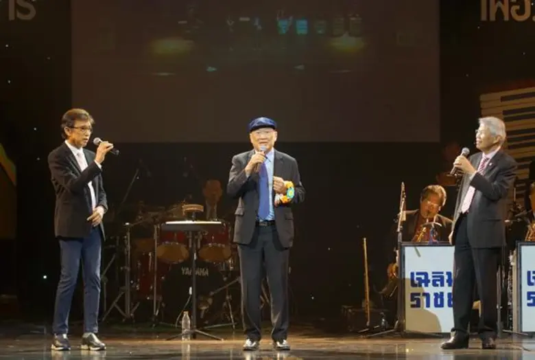 คอนเสิร์ต “คิดถึง...ครูแจ๋ว” ชุดเพลง...สง่า อารัมภีร เพื่อ...สวลี ผกาพันธุ์ แฟนเพลงตอบรับเป็นอย่างดี มาให้กำลังใจกันแน่นขนัดศาลาเฉลิมกรุง