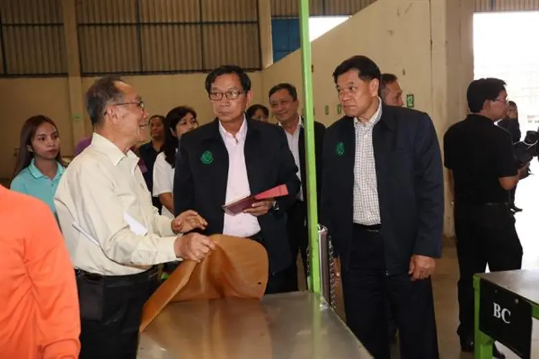 ผู้ช่วยรัฐมนตรีประจำกระทรวงเกษตรและสหกรณ์ ลงพื้นที่ชมโรงงานแปรรูปยางแท่ง STR 20 ของสหกรณ์กองทุนสวนยางอำเภอบ่อทอง ยกเป็นต้นแบบสถาบันเกษตรกรที่ช่วยแก้ปัญหาราคายางพาราตกต่ำได้สำเร็จ