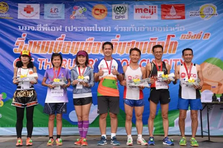 นายทศพล เผื่อนอุดม (ที่ 5 จากขวา ) นายอำเ...