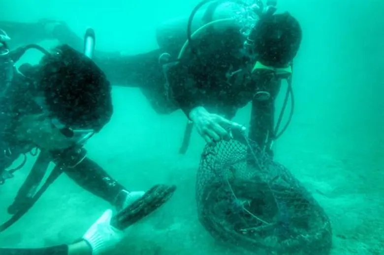 ชมรมดำน้ำ ปตท.สผ. ร่วมกันดำน้ำเก็บขยะใต้ท...