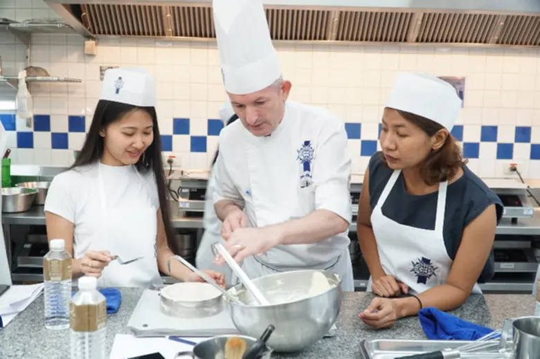 บางกอกแอร์เวย์สร่วมกับโรงเรียนการประกอบอาหาร เลอ กอร์ดอง เบลอ ดุสิต จัดเวิร์คช็อปทำขนม ในโอกาสครบรอบ 50 ปี ของสายการบินฯ