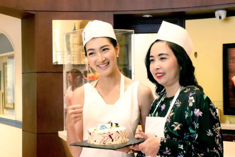 บางกอกแอร์เวย์สร่วมกับโรงเรียนการประกอบอาหาร เลอ กอร์ดอง เบลอ ดุสิต จัดเวิร์คช็อปทำขนม ในโอกาสครบรอบ 50 ปี ของสายการบินฯ