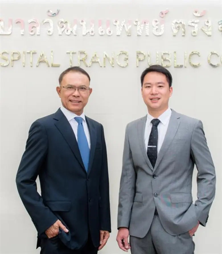 นายแพทย์ สมชาย จันทร์สว่าง และคุณเชน เหล่...