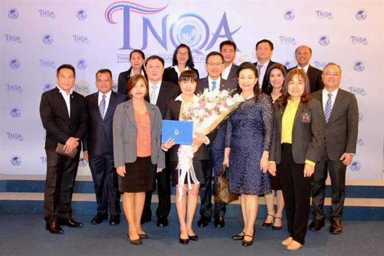 คุณสายพิณ โชคนำกิจ (คนที่ 2 จากขวา) กรรมก...