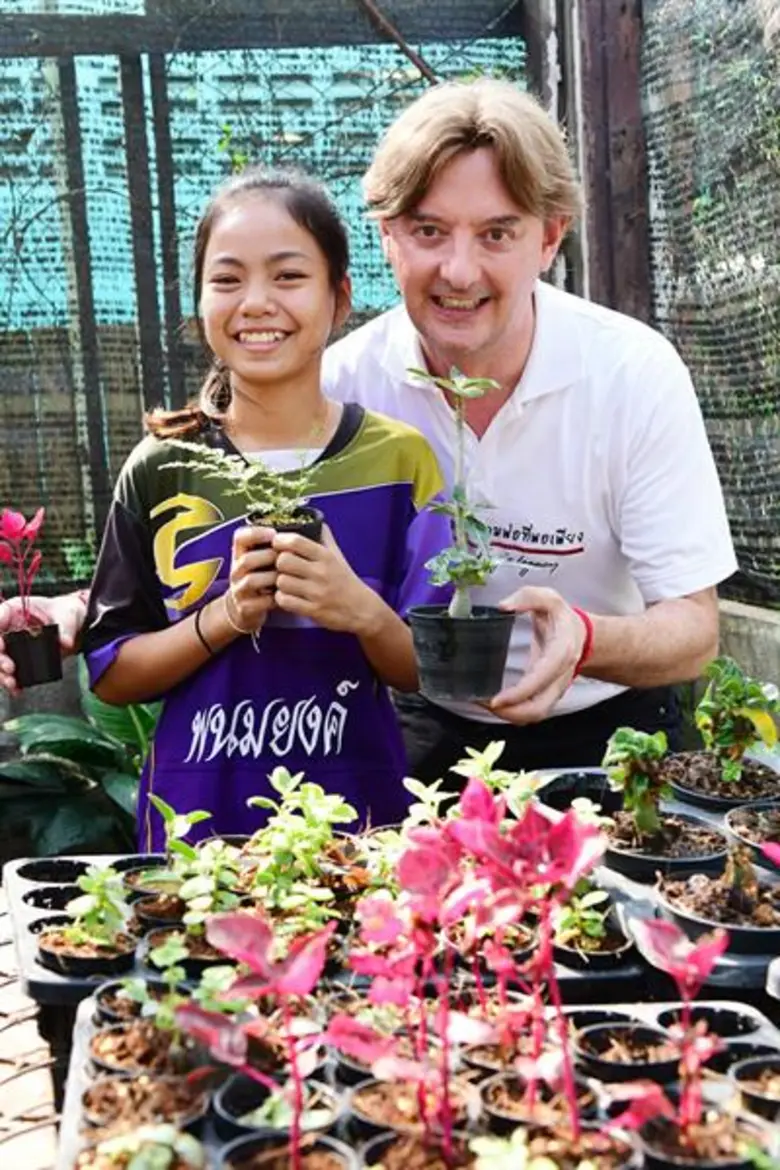 นิสสันร่วมกับแคร์ อินเตอร์เนชั่นแนล ประเทศญี่ปุ่น สร้างผู้นำในอนาคตให้ประเทศไทย  โครงการนี้สนับสนุนนักเรียน 1,200 คน มุ่งเน้นการพัฒนาทักษะภาวะผู้นำชึ่งเป็นทักษะที่จำเป็นในสังคมที่ตั้งอยู่บนพื้นฐานของเทคโนโลยี