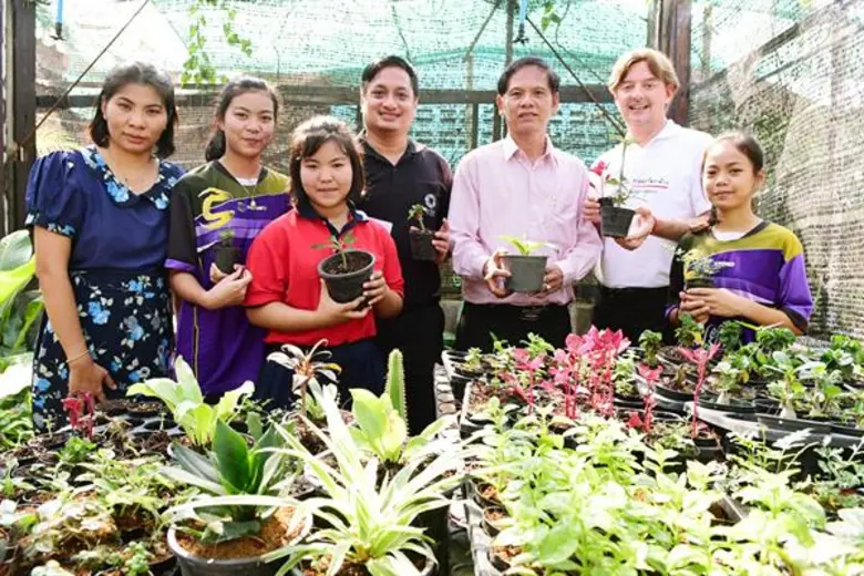 นิสสันร่วมกับแคร์ อินเตอร์เนชั่นแนล ประเทศญี่ปุ่น สร้างผู้นำในอนาคตให้ประเทศไทย  โครงการนี้สนับสนุนนักเรียน 1,200 คน มุ่งเน้นการพัฒนาทักษะภาวะผู้นำชึ่งเป็นทักษะที่จำเป็นในสังคมที่ตั้งอยู่บนพื้นฐานของเทคโนโลยี