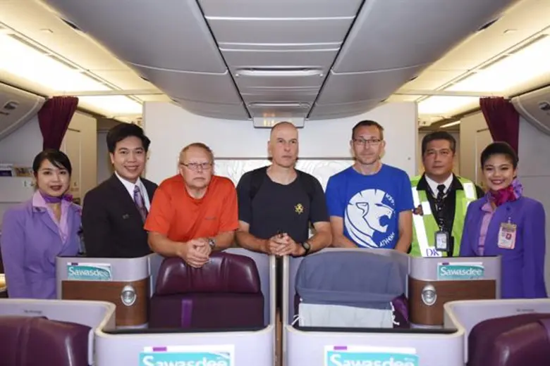 นายธีระศักดิ์ กุสลานนท์ (ที่ 6 จากซ้าย) ห...