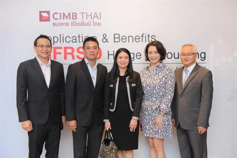 นายสุธีร์ โล้วโสภณกุล (ขวาสุด) รองกรรมการ...