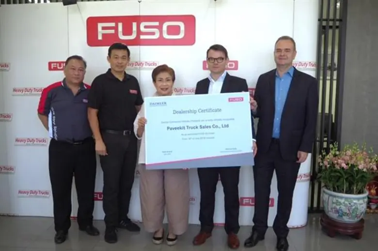 บุคคลในภาพ: (จากซ้ายไปขวา) ฝ่ายบริหารบริษ...