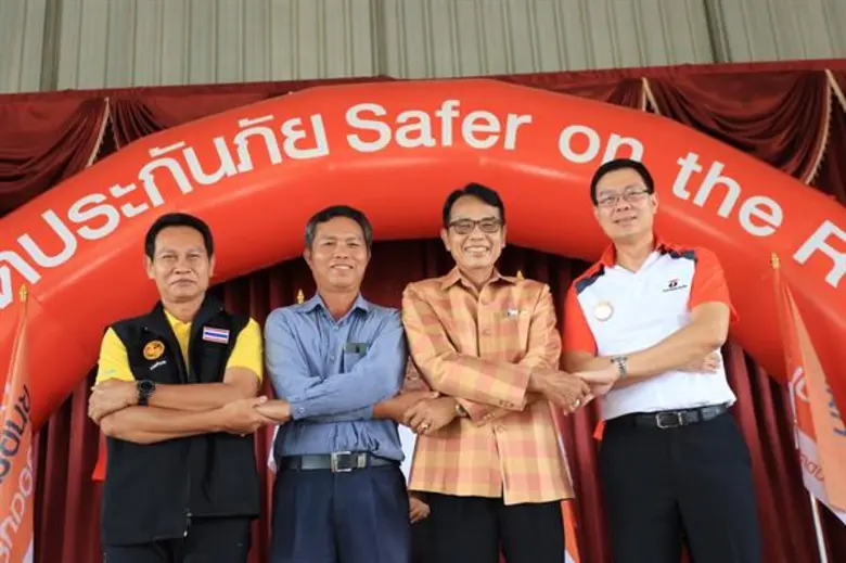 นายพีระพัฒน์ เมฆสิงห์วี (ที่ 4 จากซ้าย) ก...