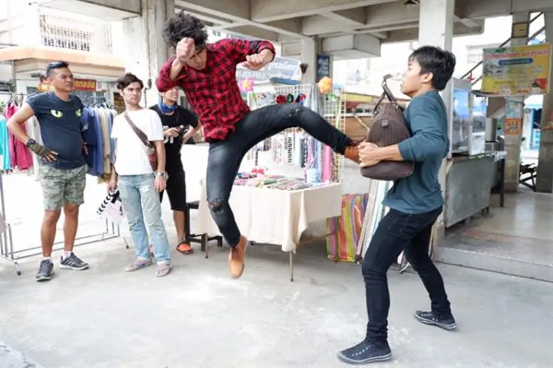 อ้น-เขต สวมบทพระเอกขี่ม้าขาว ช่วย มะนาว-ศรศิลป์ จากพวกอันธพาลในละคร “เชิงชายชาญ”