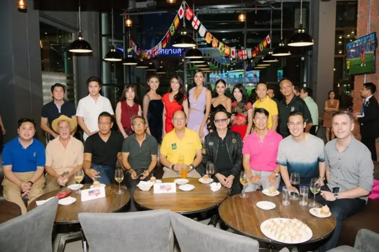 เมื่อเร็วๆนี้ สยาม เศรษฐบุตร (นั่งที่ 3 จ...