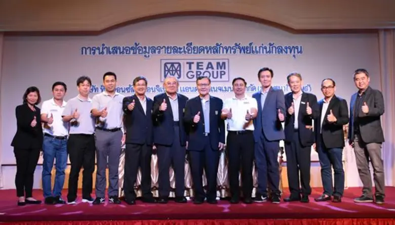 นายชวลิต จันทรรัตน์ (ที่ 7 จากซ้าย) ประธา...