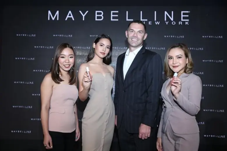 เป็นพรีเซ็นเตอร์คนสำคัญให้ "เมย์เบลลีน นิ...