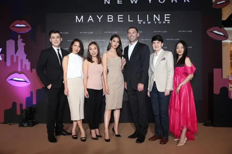 ธรรมดาโลกไม่จำ! “ญาญ่า” โชว์สเต็ปอวดเรียวปากสวย เปิดตัว “เมย์เบลลีน ซุปเปอร์ สเตย์ แมท อิงค์ อัน-นู้ด อันล็อค ยัวร์ แอททิจูด” สีนู้ดใหม่ล่าสุด…สุดเริ่ด!